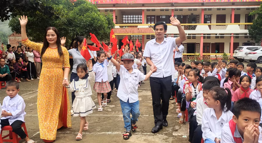 Thầy, cô giáo đón học sinh vào lớp 1 ở Trường Tiểu học Pù Nhi, huyện vùng cao, biên giới Mường Lát (Thanh Hóa).