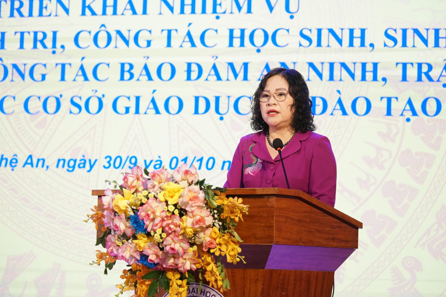 Thứ trưởng Bộ GD&amp;ĐT Ngô Thị Minh phát biểu khai mạc hội nghị.