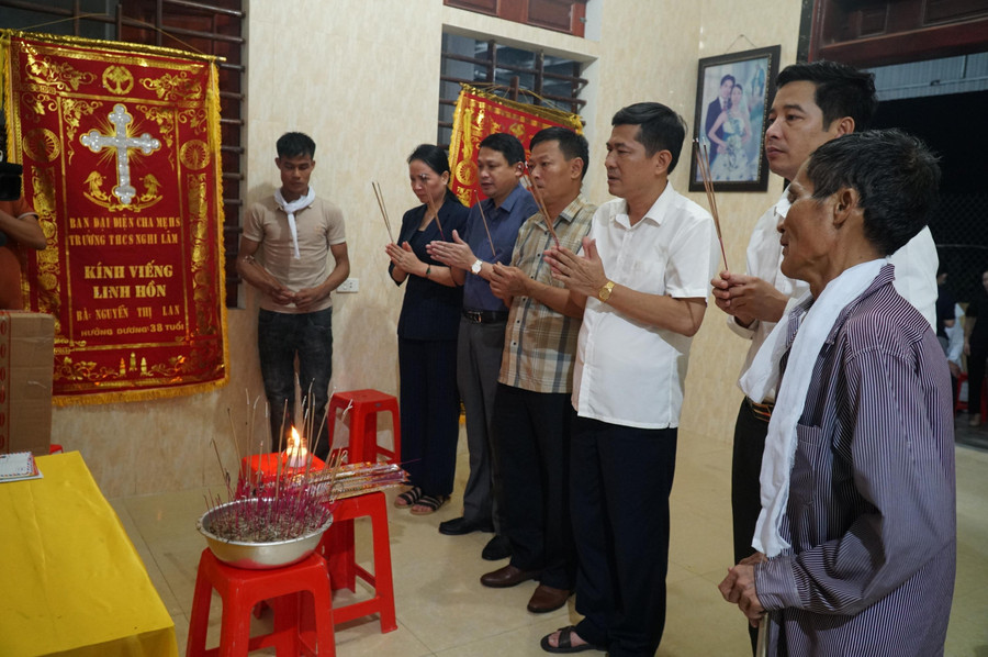 Đoàn công tác Sở GD&ĐT Nghệ An thăm viếng bố mẹ 3 học sinh bị nước lũ cuốn trôi tại xã Nghi Lâm, huyện Nghi Lộc, Nghệ An. Đoàn công tác Sở GD&ĐT Nghệ An thăm viếng bố mẹ 3 học sinh bị nước lũ cuốn trôi tại xã Nghi Lâm, huyện Nghi Lộc, Nghệ An.