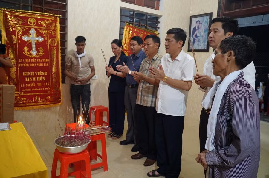 Đoàn công tác Sở GD&amp;ĐT Nghệ An thăm viếng bố mẹ 3 học sinh bị nước lũ cuốn trôi tại xã Nghi Lâm, huyện Nghi Lộc, Nghệ An.