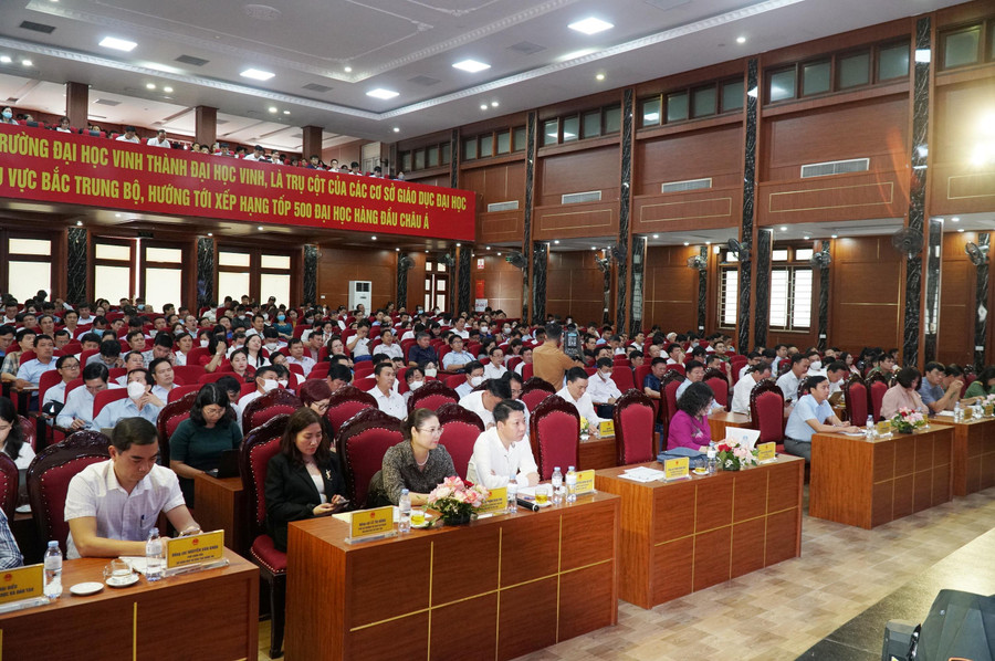 Thứ trưởng Bộ GD&amp;ĐT Ngô Thị Minh, đại diện Bộ Công an và hơn 500 đại biểu đến từ các trường đại học, cao đẳng và Sở GD&amp;ĐT trên cả nước tham dự hội nghị tổ chức tại Trường ĐH Vinh.