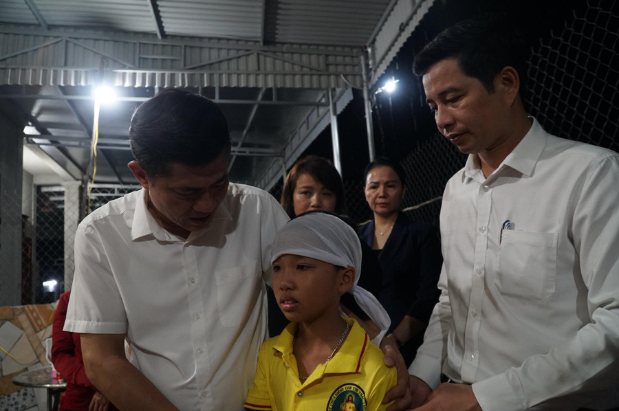 Lãnh đạo Sở GD&ĐT, Công đoàn Giáo dục Nghệ An động viên em học sinh có bố mẹ bị nước lũ cuốn trôi chiều 29/9. Lãnh đạo Sở GD&ĐT, Công đoàn Giáo dục Nghệ An động viên em học sinh có bố mẹ bị nước lũ cuốn trôi chiều 29/9.