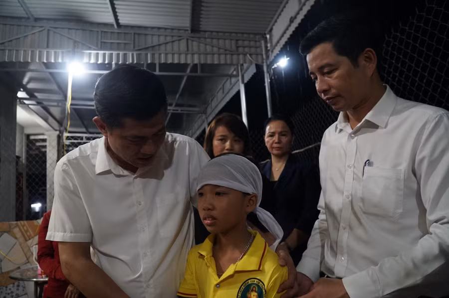 Lãnh đạo Sở GD&amp;ĐT, Công đoàn Giáo dục Nghệ An động viên em học sinh có bố mẹ bị nước lũ cuốn trôi chiều 29/9.