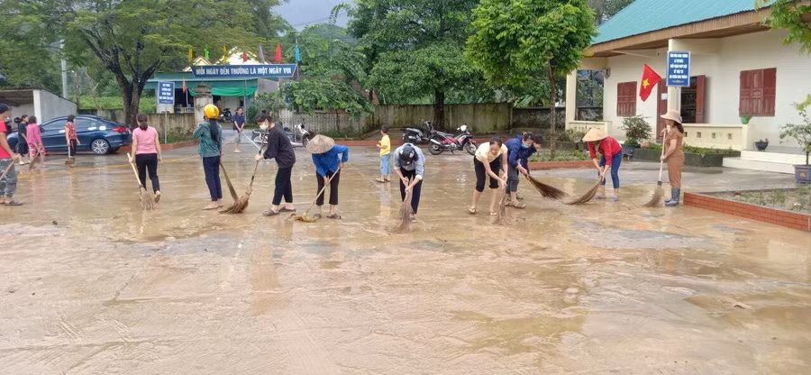 Có kinh nghiệm sau nhiều mùa lũ, Trường học vùng lụt xã Võ Liệt, huyện Thanh Chương, Nghệ An đã huy động giáo viên, phụ huynh chung tay "nước rút tới đâu, dọn dẹp vệ sinh tới đó".