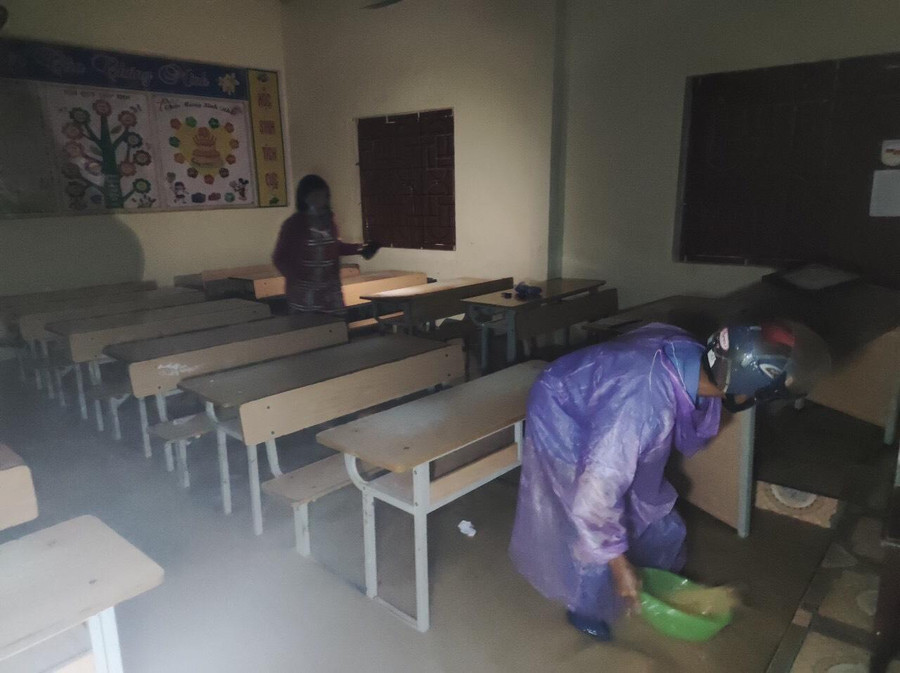 Nhiều giáo viên trắng đêm đến trường kê cao và di dời đồ dùng, máy móc, thiết bị dạy học lên nơi an toàn. Nhiều giáo viên trắng đêm đến trường kê cao và di dời đồ dùng, máy móc, thiết bị dạy học lên nơi an toàn.