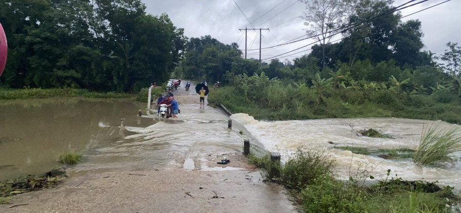 Mưa lớn trong chiều và đêm 29/9 khiến nhiều huyện, thị xã tại Nghệ An tiếp tục ngập sâu, học sinh không thể tới trường. Mưa lớn trong chiều và đêm 29/9 khiến nhiều huyện, thị xã tại Nghệ An tiếp tục ngập sâu, học sinh không thể tới trường.