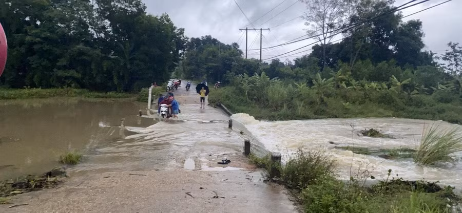 Mưa lớn trong chiều và đêm 29/9 khiến nhiều huyện, thị xã tại Nghệ An tiếp tục ngập sâu, học sinh không thể tới trường.