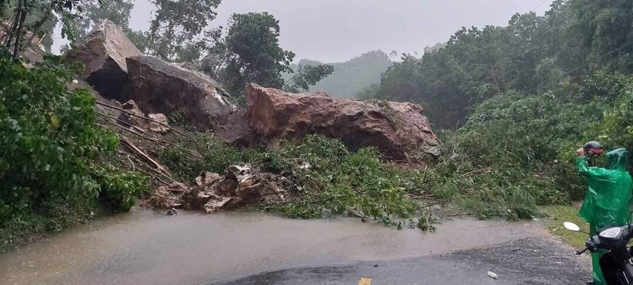 Tuyến quốc lộ 48E từ thị trấn Lạt đi xã Đồng Văn, Tân An (huyện Tân Kỳ, Nghệ An) bị sạt lở nặng, chưa thông đường, giáo viên và học sinh chưa thể tới trường. Tuyến quốc lộ 48E từ thị trấn Lạt đi xã Đồng Văn, Tân An (huyện Tân Kỳ, Nghệ An) bị sạt lở nặng, chưa thông đường, giáo viên và học sinh chưa thể tới trường.