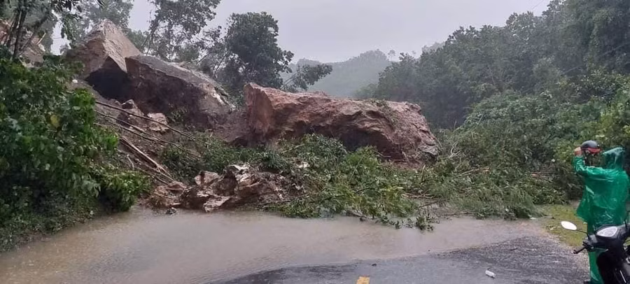 Tuyến quốc lộ 48E từ thị trấn Lạt đi xã Đồng Văn, Tân An (huyện Tân Kỳ, Nghệ An) bị sạt lở nặng, chưa thông đường, giáo viên và học sinh chưa thể tới trường.