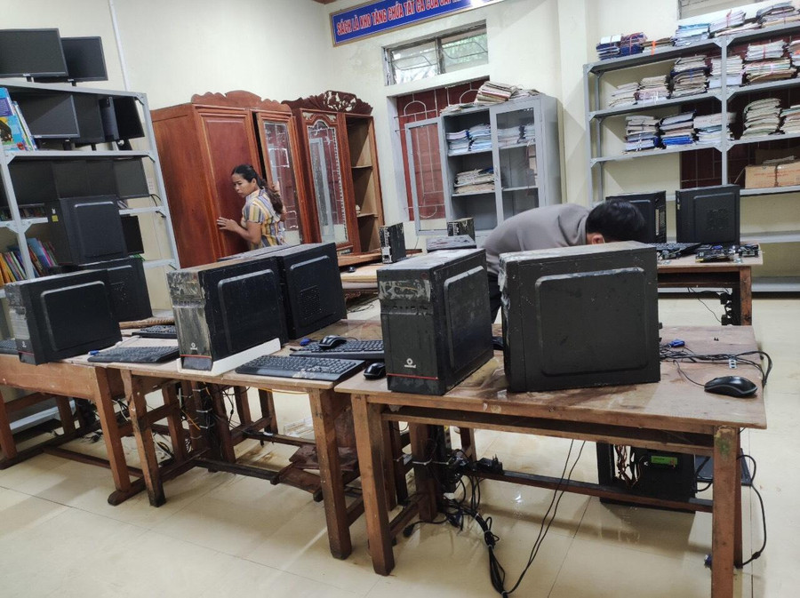 Máy tính trong phòng Tin học của Trường Tiểu học Thanh Ngọc (huyện Thanh Chương, Nghệ An) bị thấm nước. Hiện nhà trường đã di chuyển đến nơi an toàn nhưng nguy cơ hư hỏng cao. Máy tính trong phòng Tin học của Trường Tiểu học Thanh Ngọc (huyện Thanh Chương, Nghệ An) bị thấm nước. Hiện nhà trường đã di chuyển đến nơi an toàn nhưng nguy cơ hư hỏng cao.