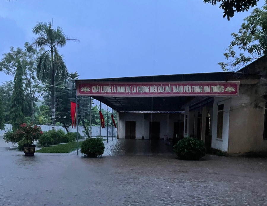 Trường Mầm non Đồng Văn 2 (huyện Tân Kỳ, Nghệ An) nước vẫn ngập sâu sân trường. Hiện qua kiểm tra, máy bơm nước của trường bị hư hỏng. Đồ dùng đồ chơi cho trẻ bị ngâm nước. Trường Mầm non Đồng Văn 2 (huyện Tân Kỳ, Nghệ An) nước vẫn ngập sâu sân trường. Hiện qua kiểm tra, máy bơm nước của trường bị hư hỏng. Đồ dùng đồ chơi cho trẻ bị ngâm nước.