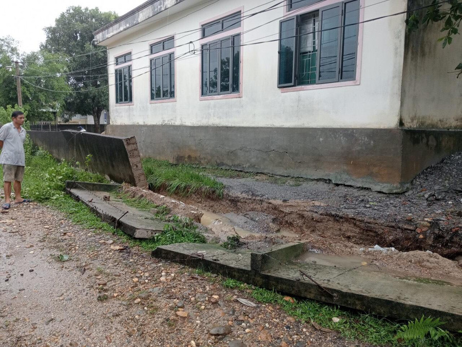 Bờ kè và tường rào sau phòng học của Trường Tiểu học Thanh Đức (huyện Thanh Chương, Nghệ An) bị đổ sập sau lũ. Bờ kè và tường rào sau phòng học của Trường Tiểu học Thanh Đức (huyện Thanh Chương, Nghệ An) bị đổ sập sau lũ.