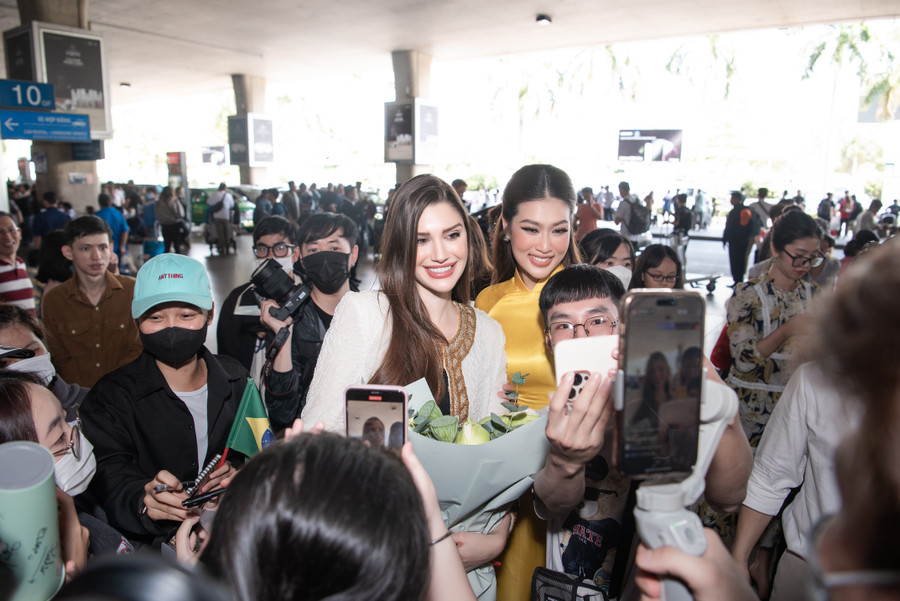 Hai người đẹp liên tục tay bắt mặt mừng khi có cơ hội gặp lại nhau sau một thời gian.