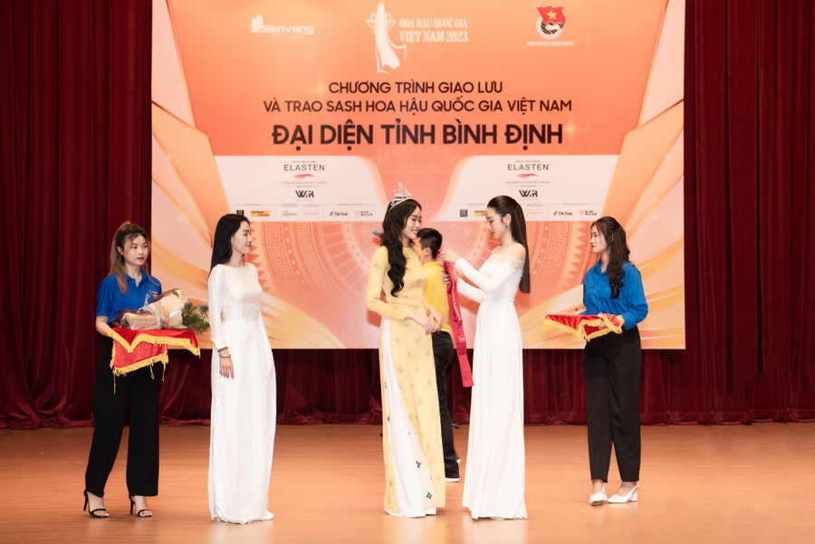 Hoa hậu Thùy Tiên và &quot;bà trùm hoa hậu&quot; Phạm Kim Dung trao sash cho đại diện đến từ Bình Định.