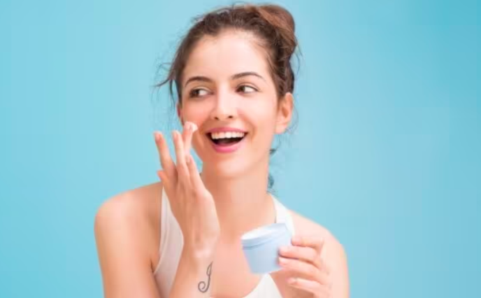 Hãy thử một lượng nhỏ kem chống nắng trên cổ tay của bạn trước khi bôi lên da mặt. Hãy thử một lượng nhỏ kem chống nắng trên cổ tay của bạn trước khi bôi lên da mặt.