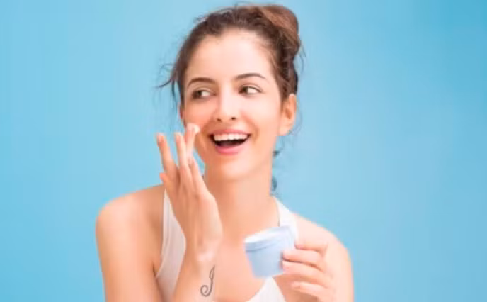 Hãy thử một lượng nhỏ kem chống nắng trên cổ tay của bạn trước khi bôi lên da mặt.