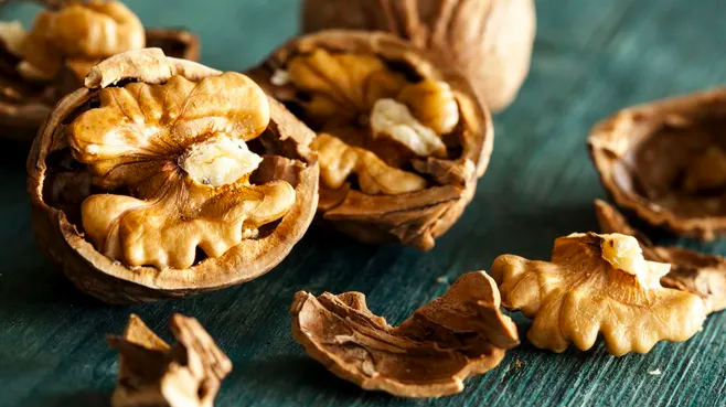 Hạt óc chó rất giàu chất béo, omega 3 và protein tốt cho cơ thể con người. Hạt óc chó rất giàu chất béo, omega 3 và protein tốt cho cơ thể con người.