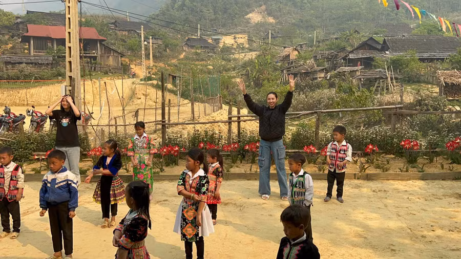 Nàng hậu "tinh nghịch" tập thể dục cùng các em học sinh vùng cao.