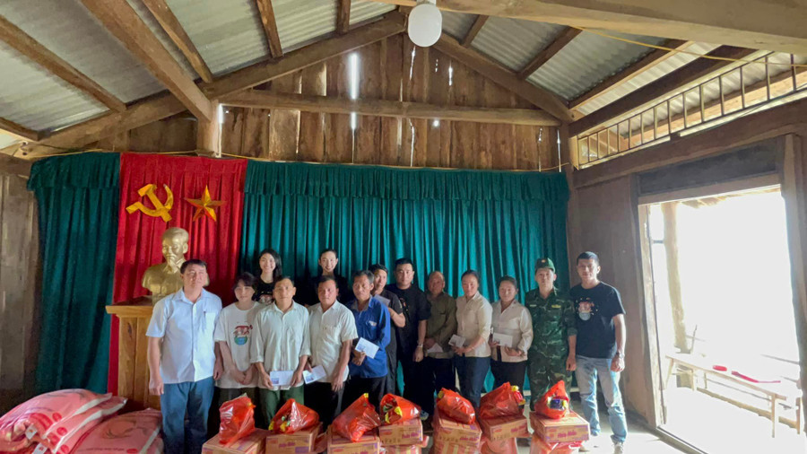 Thùy Tiên cùng ê-kíp đã mang đến những phần quà gồm gạo, mì, lương thực cùng chi phí hỗ trợ.