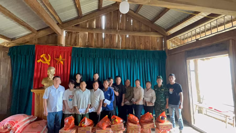 Thùy Tiên cùng ê-kíp đã mang đến những phần quà gồm gạo, mì, lương thực cùng chi phí hỗ trợ.