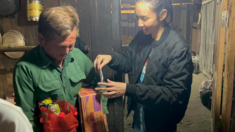 Thùy Tiên luôn nở nụ cười trên môi khiến cô nàng nhận được nhiều cảm tình của các em nhỏ và bà con tại đây.