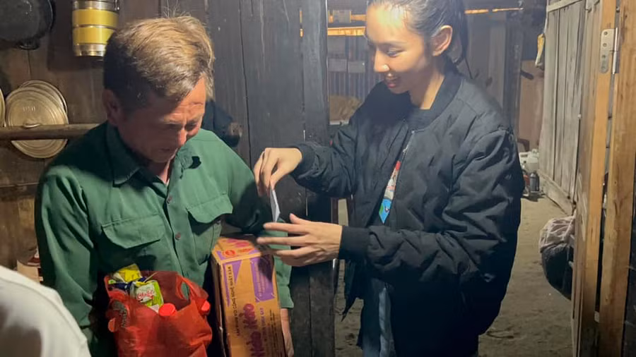 Thùy Tiên luôn nở nụ cười trên môi khiến cô nàng nhận được nhiều cảm tình của các em nhỏ và bà con tại đây.