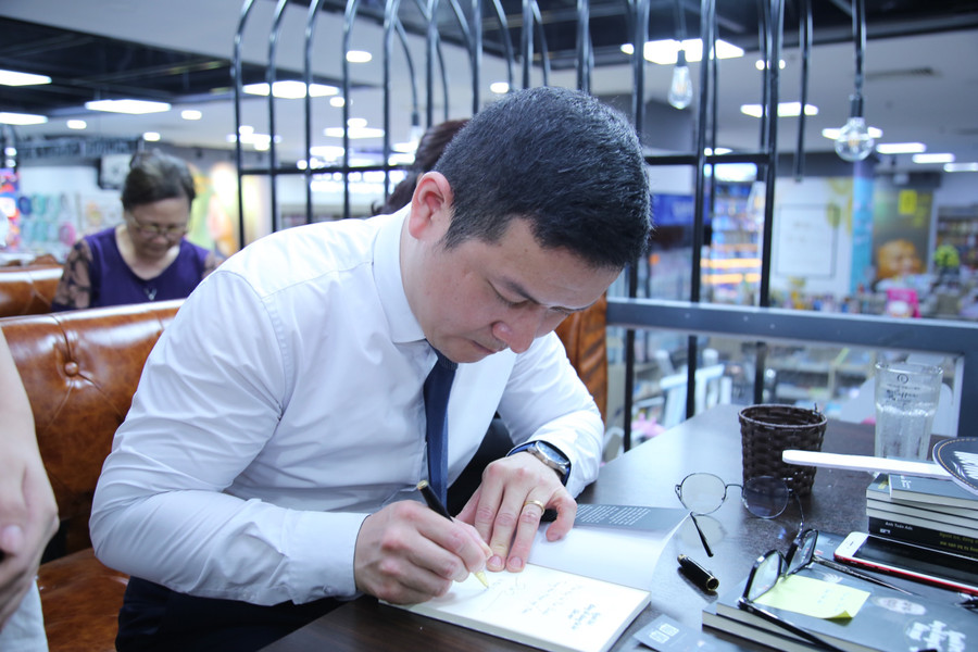 Bằng những trải nghiệm chân thực và gần gũi, tác giả mong rằng cuốn sách sẽ đón nhận được sự đồng cảm và là nguồn cổ vũ các bạn trẻ trên hành trình khẳng định bản thân. Bằng những trải nghiệm chân thực và gần gũi, tác giả mong rằng cuốn sách sẽ đón nhận được sự đồng cảm và là nguồn cổ vũ các bạn trẻ trên hành trình khẳng định bản thân.