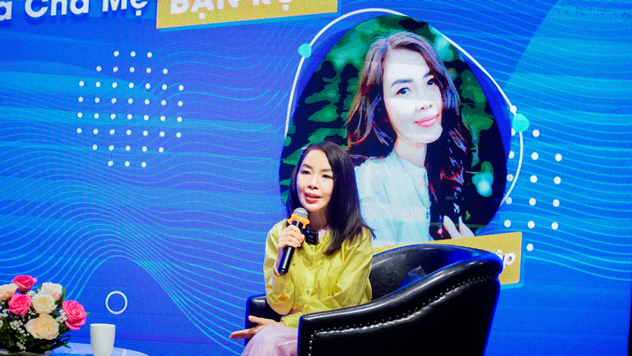 Thấu hiểu tâm tư của những bà mẹ bận rộn giống mình và bằng tâm huyết của một người mẹ 4 con, chị Phan Hồ Điệp cùng team Đậu Ngọt đã ra mắt bộ sản phẩm có tên "Giờ vàng cho trẻ". Thấu hiểu tâm tư của những bà mẹ bận rộn giống mình và bằng tâm huyết của một người mẹ 4 con, chị Phan Hồ Điệp cùng team Đậu Ngọt đã ra mắt bộ sản phẩm có tên "Giờ vàng cho trẻ".