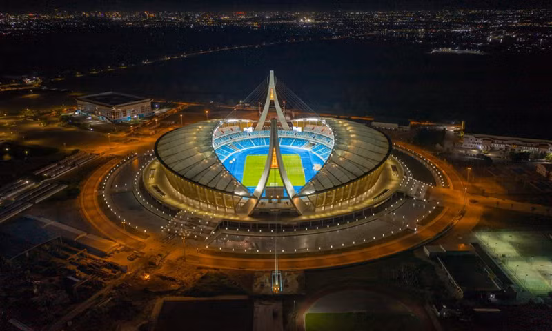 Quang cảnh sân Morodok Techo "lên đèn" vào buổi tối.