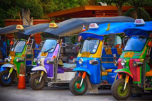 Tuk Tuk là loại xe ba bánh có gắn cabin ở phía sau rất nổi tiếng ở các nước Châu Á.