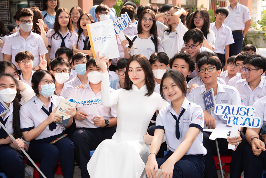 Mở đầu buổi giao lưu là không khí vui tươi, trao đổi chia sẻ câu chuyện về thói quen đọc sách của Hoa hậu Luơng Thùy Linh và các bạn học sinh. Mở đầu buổi giao lưu là không khí vui tươi, trao đổi chia sẻ câu chuyện về thói quen đọc sách của Hoa hậu Luơng Thùy Linh và các bạn học sinh.