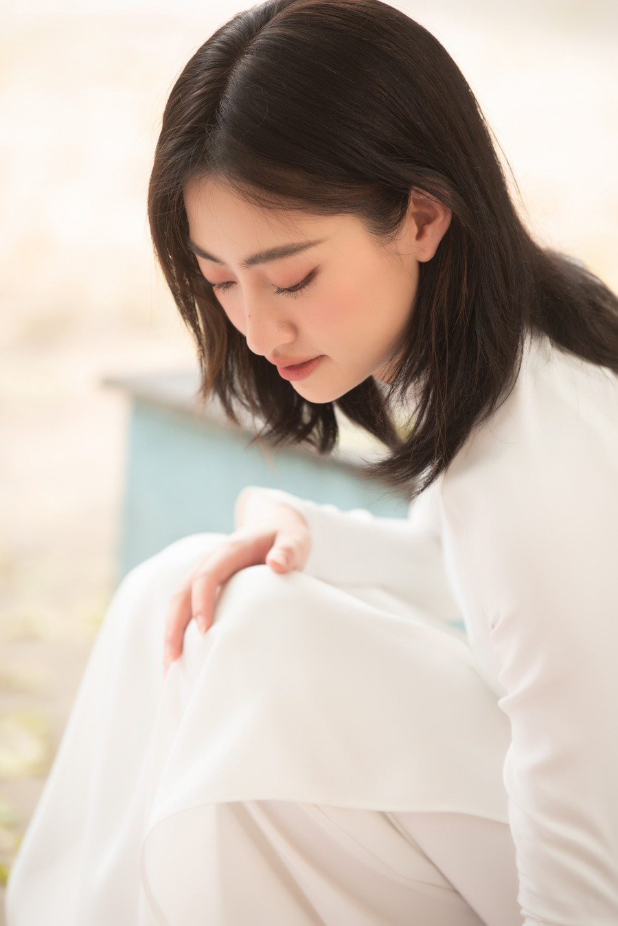 Nàng hậu dịu dàng trong tà áo dài trắng. Nàng hậu dịu dàng trong tà áo dài trắng.