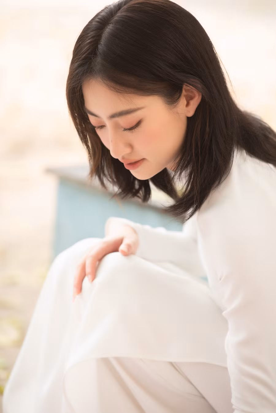 Nàng hậu dịu dàng trong tà áo dài trắng.