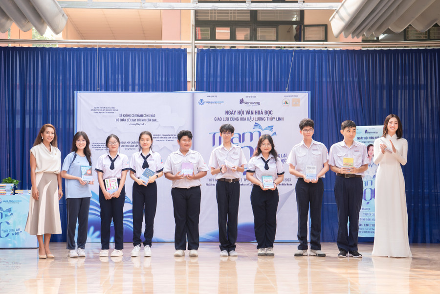 Cuối chương trình, Hoa hậu Lương Thuỳ Linh còn ký tặng bookmark, chụp hình kỉ niệm với hàng ngàn học sinh. Cuối chương trình, Hoa hậu Lương Thuỳ Linh còn ký tặng bookmark, chụp hình kỉ niệm với hàng ngàn học sinh.