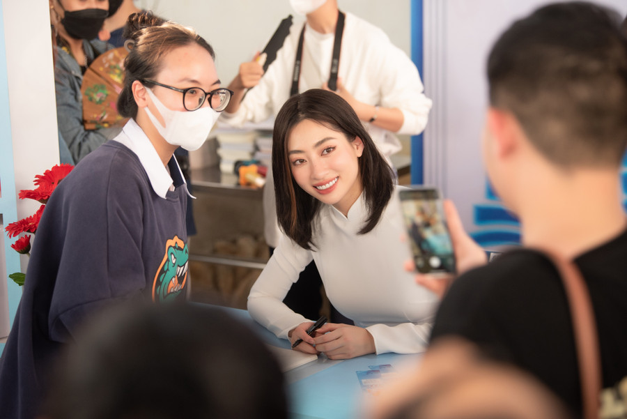 Nhiều học sinh còn gây cười khi đưa sổ đầu bài, học bạ, đề cương ôn thi để xin chữ ký, “xin vía” học giỏi như nàng hậu. Nhiều học sinh còn gây cười khi đưa sổ đầu bài, học bạ, đề cương ôn thi để xin chữ ký, “xin vía” học giỏi như nàng hậu.