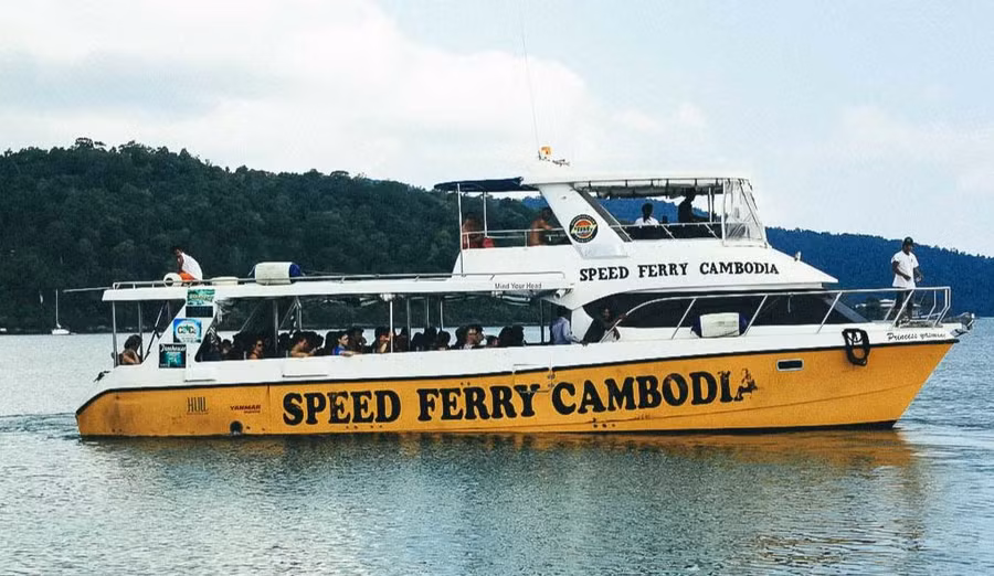 Bạn có thể chọn đi đến các điểm du lịch ở Campuchia bằng đường sông theo phà.