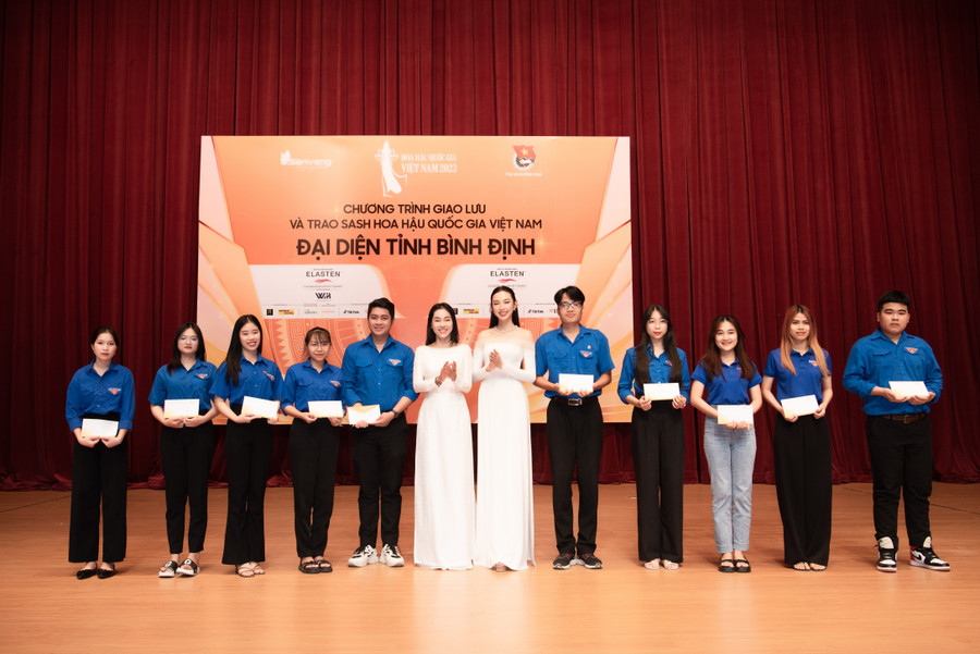 CEO Phạm Kim Dung và Hoa hậu Nguyễn Thúc Thùy Tiên cũng trao những phần học bổng cho các sinh viên tỉnh Bình Định, tạo động lực cố gắng và phấn đấu nỗ lực cho các bạn.