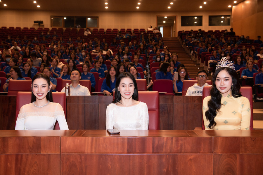 Tại buổi lễ, bà Phạm Kim Dung và Hoa hậu Nguyễn Thúc Thùy Tiên đã gửi gắm thông điệp tích cực đến các bạn trẻ Bình Định, mong các bạn sẽ luôn dũng cảm, tự tin bước qua khỏi những rào cản của bản thân.