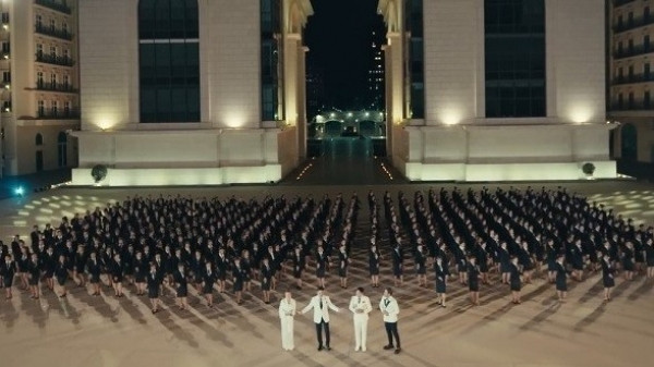 Phía sau bốn ca sĩ, dàn vũ công múa điệu nhảy đặc trưng của đất nước.