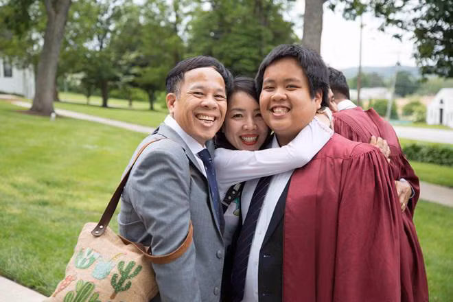 Thần đồng Đỗ Nhật Nam chụp cùng bố mẹ trong lễ tốt nghiệp.
