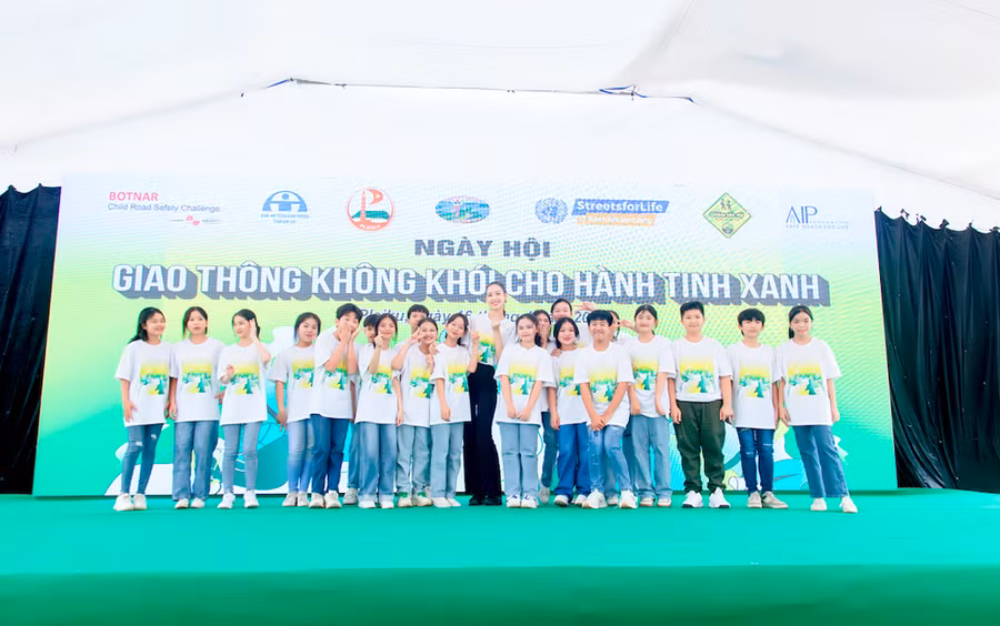 Hoa hậu Bảo Ngọc tham gia Ngày hội Giao thông không khói cho Hành tinh xanh tại TP. Pleiku, tỉnh Gia Lai do quỹ AIP và GRSP bảo trợ.