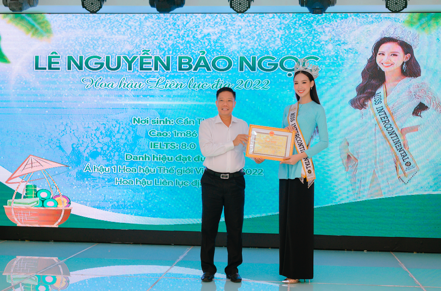 Hoa hậu Bảo Ngọc tham gia Ngày hội Bánh dân gian Nam bộ lần thứ 10 tại TP. Cần Thơ - quê hương của cô nàng. Hoa hậu Bảo Ngọc tham gia Ngày hội Bánh dân gian Nam bộ lần thứ 10 tại TP. Cần Thơ - quê hương của cô nàng.