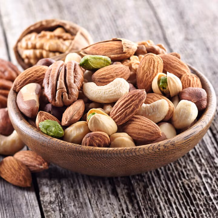 Nghiên cứu đã chỉ ra rằng ăn các loại hạt có thể cải thiện các dấu hiệu sức khỏe tim mạch và có một trái tim khỏe mạnh có liên quan đến việc có một bộ não khỏe mạnh.