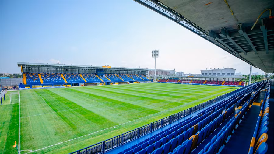 Không có vẻ ngoài quá hoành tráng, sân Prince được xây dựng với phong cách hiện đại, tối giản với đầy đủ các phòng chức năng. Mặt cỏ được chăm sóc thường xuyên và tỉ mỉ với sự tham gia của các chuyên gia đến từ Nhật Bản.