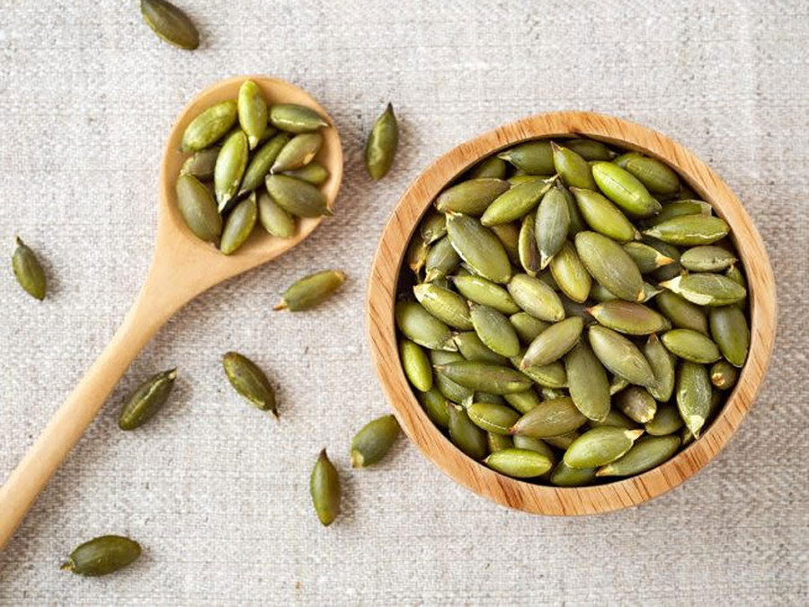 Hạt bí chứa chất chống oxy hóa mạnh giúp bảo vệ cơ thể và não bộ khỏi tác hại của các gốc tự do.