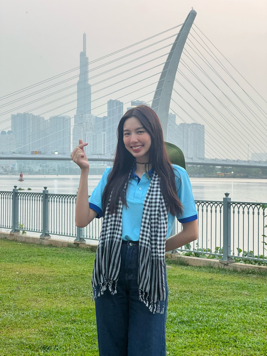 Trong ngày đầu đến đảo, nàng hậu không khỏi bất ngờ với cảnh đẹp tại đây, đặc biệt là có rất nhiều cây xanh, rau xanh được trồng và chăm chút bởi các chiến sĩ.