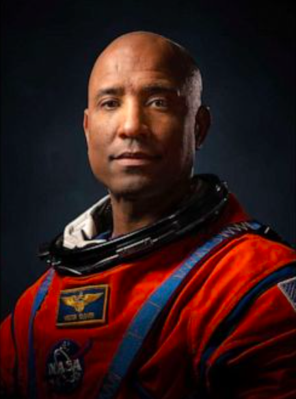 Glover, 46 tuổi, sẽ là người da màu đầu tiên du hành tới mặt trăng.