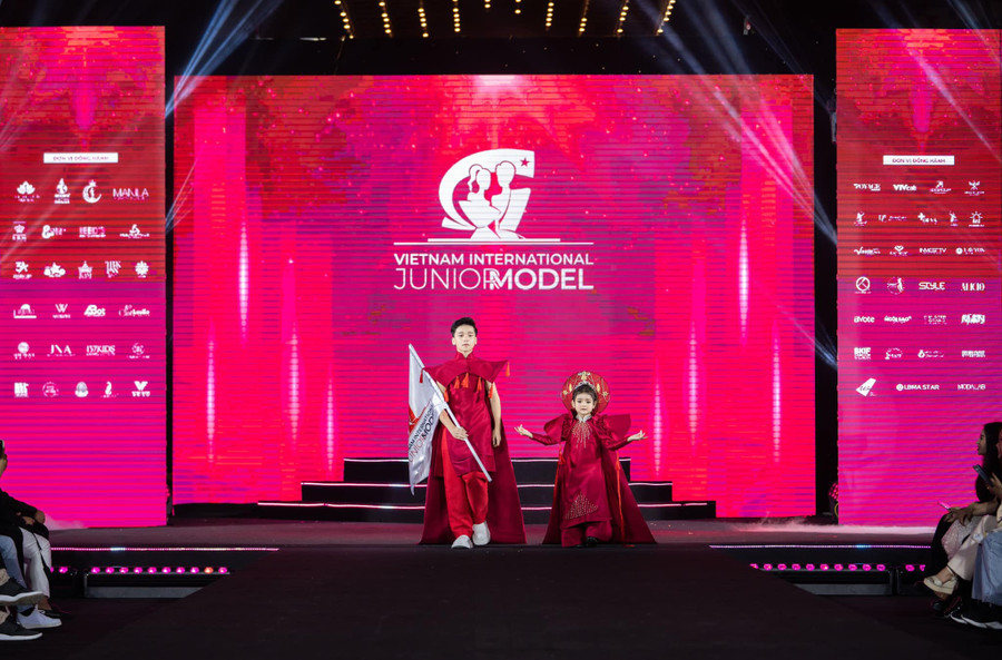 Chương trình Vietnam International Junior Model bao gồm 15 tập phát sóng cùng các thử thách gay cấn dành riêng cho từng bảng để chọn ra 9 thí sinh xuất sắc nhất mỗi bảng “tranh tài” tại vòng chung kết. Chương trình Vietnam International Junior Model bao gồm 15 tập phát sóng cùng các thử thách gay cấn dành riêng cho từng bảng để chọn ra 9 thí sinh xuất sắc nhất mỗi bảng “tranh tài” tại vòng chung kết.