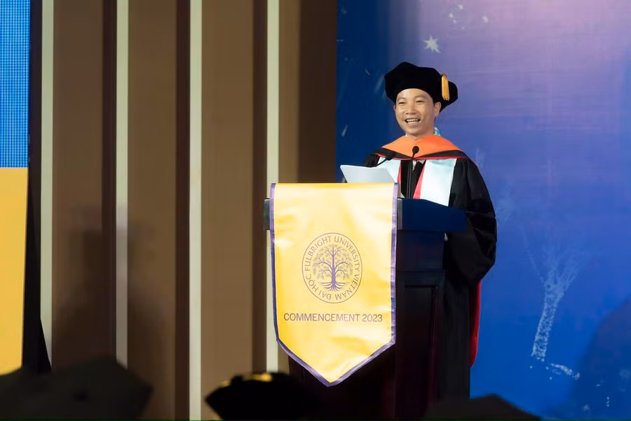 TS Lê Viết Quốc nói chuyện tại lễ tốt nghiệp cử nhân ở Trường ĐH Fulbright Việt Nam, ngày 24/6. Ảnh: FUV