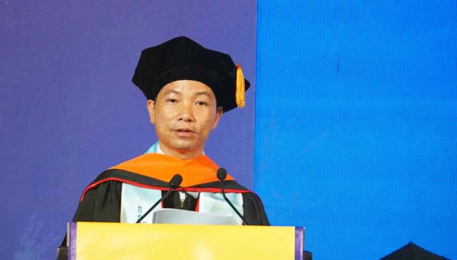 TS Lê Viết Quốc kể về chuyện học tập thời phổ thông. Ảnh: Mạnh Tùng TS Lê Viết Quốc kể về chuyện học tập thời phổ thông. Ảnh: Mạnh Tùng